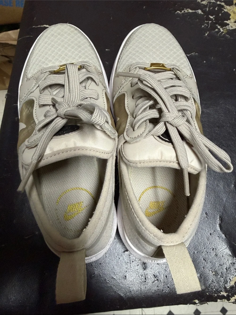 Nike Kids Low-Top Sneakers in Cream and White